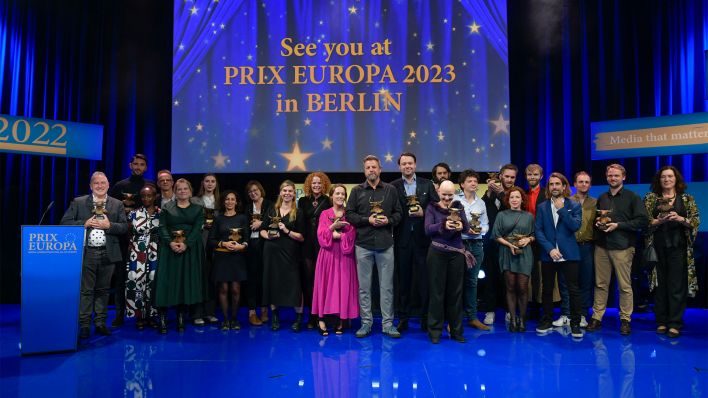 Die Gewinner:innen des Prix Europa stehen gemeinsam auf der Bühne (Bild: rbb/Oliver Ziebe)