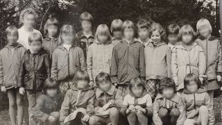 Claudia Terpe (4. von rechts stehend) 1979 als Achtjährige auf Verschickungskur in Usedom. (Quelle: privat)