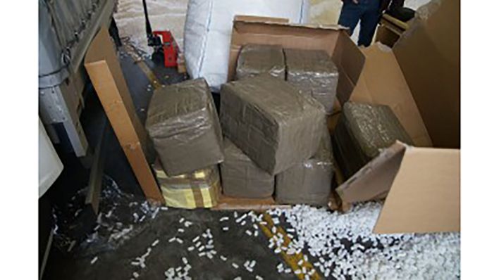 Ermittler des LKA stellen drei Drogenhändler mit 320kg Haschisch und etwa 100.000 Euro Bargeld (Quelle: LKA Brandenburg)