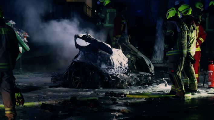 Archivbild: Ende eines illegalen Autorennens, Unfall am Treptower Park im Februar 2021, 3 Menschen sterben. (Quelle: Frank Talke)