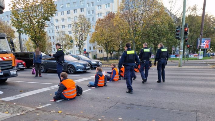 Klimaaktivisten auf der Kreuzung Landsberger Allee Ecke Danziger Straße. (Quelle: D. Totaro)