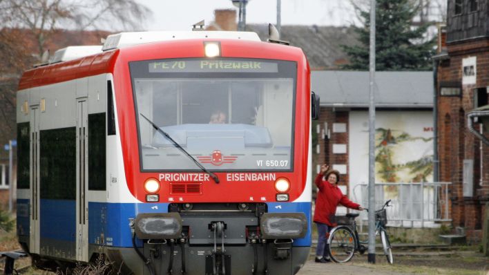 Archivbild: Die Prignitzer Eisenbahn fährt von Putlitz nach Pritzwalk. (Quelle: dpa/B. Settnik)