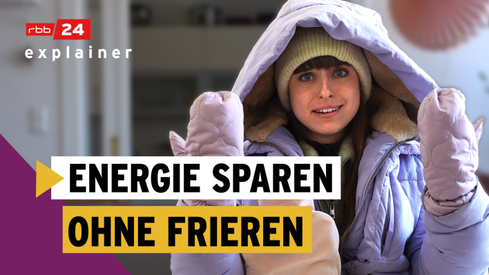 Host Margarethe Neubauer sitzt im Wintermantel auf ihrer Couch. Auf dem Bild steht "Energiesparen ohne Frieren". (Quelle: rbb)