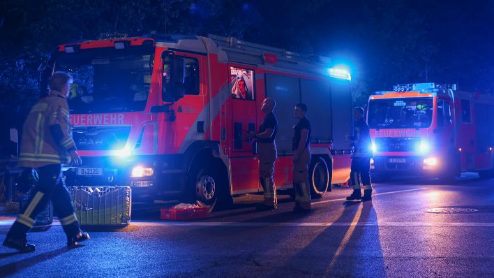 Sieben Autos in Woltersdorf in Flammen