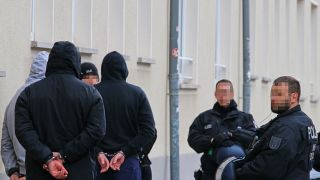 Die Polizei nimmt mehrer Fußballhooligans fest.(Quelle:Dominik Totaro/John Boutin)