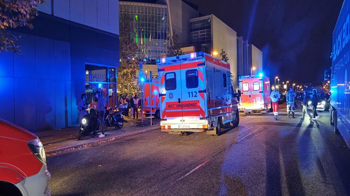 Ein Rettungswagen steht vor der Verti Music Hall in Berlin (Quelle: Morris Pudwell)