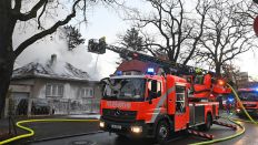 Die Berliner Feuerwehr löscht am 25.11.2022 einen Hausbrand in der Seegefelder Straße in Berlin Spandau. (Quelle: Morris Pudwell)