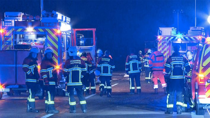 Einsatzkräfte bei dem Autounfall auf der A9 am 30.11.2022.(Quelle:NonstopNews/Fred Müller)