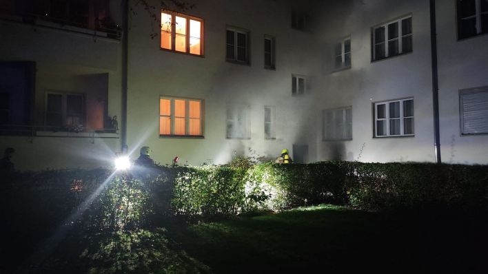 Rauch steigt aus einem Haus in Berlin-Lankwitz nach einem Kellerbrand auf.