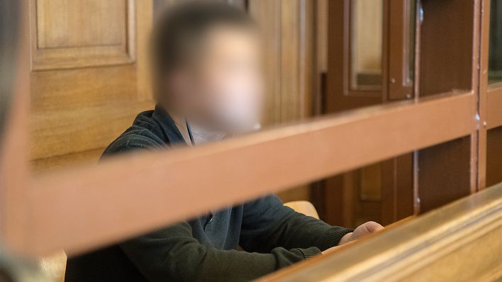 Der Angeklagte sitzt im Fall der Entführung eines vietnamesischen Geschäftsmanns am 24.04.2018 in einem Berliner Gerichtssaal auf der Anklagebank. (Quelle: dpa)