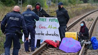 Klimaaktivisten blockieren eine Gleisverbindung für den Transport von Braunkohle zum Kraftwerk Jänschwalde. (Foto: Patrick Pleul/dpa)