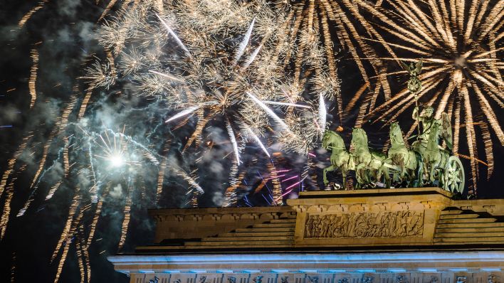 Archivbild: Während der Silvesterparty wird am 01.01.2020 am Brandenburger Tor das offizielle Feuerwerk gezündet (Quelle: dpa/Christophe Gateau)