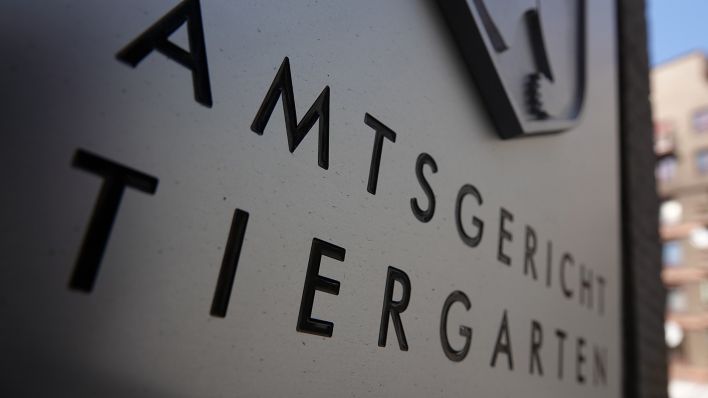 Symbolbild: Der Eingang des Amtsgerichts Tiergarten mit Schriftzug des Gerichts und dem Berliner Wappen (Quelle: dpa/Taylan Gökalp)