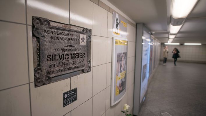 An der U-Bahnstation Samariterstraße wird mit einer Gedenktafel an Silvio Meier erinnert. (Quelle: dpa/Jörg Carstensen)