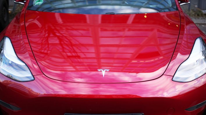 Symbolbild: Das Logo von Tesla an einem Model 3 von Tesla. (Quelle: dpa/Wolfram Steinberg)