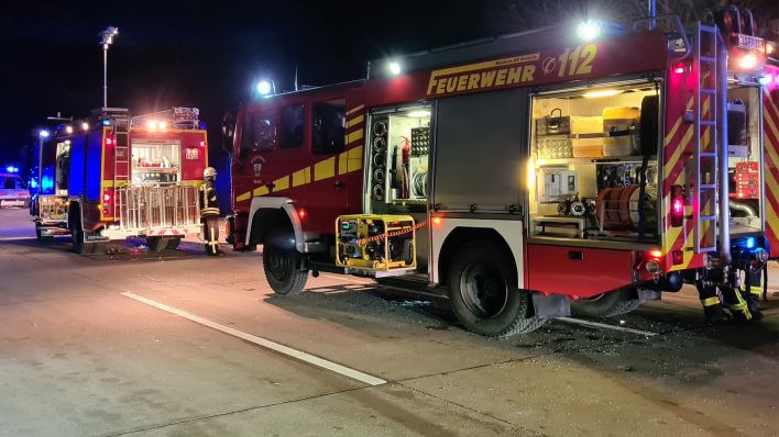 Symbolbild: Feuerwehrfahrzeuge stehen nach einem Unfall auf der A2. (Quelle: dpa/Julian Stähle)
