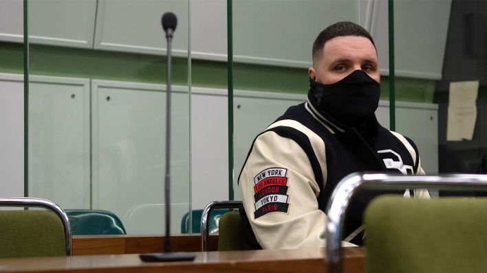 Archivbild: Rapper Fler, bürgerlich Patrick Losensky, sitzt am 15.01.2021 in einem Gerichtssaal. (Quelle: dpa/Paul Zinken)