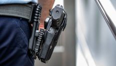 Symbolbild: Ein Polizist trägt eine Pistole am Gürtel (Quelle: dpa/Andreas Gora)