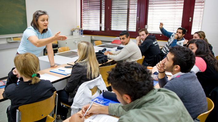 Symbolbild: Eine Lehrerin aus Berlin führt eine Beratung für Jugendliche durch (Quelle: dpa/T.Trutschel)