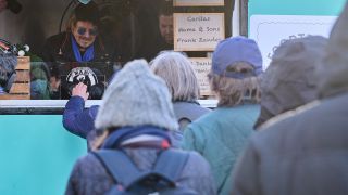 Frank Zander steht am 02.12.2021 im Caritas-Foodtruck und verteilt warme Mahlzeiten an Obdachlose und bedürftige Menschen auf dem Alexanderplatz. (Quelle: dpa/Annette Riedl)