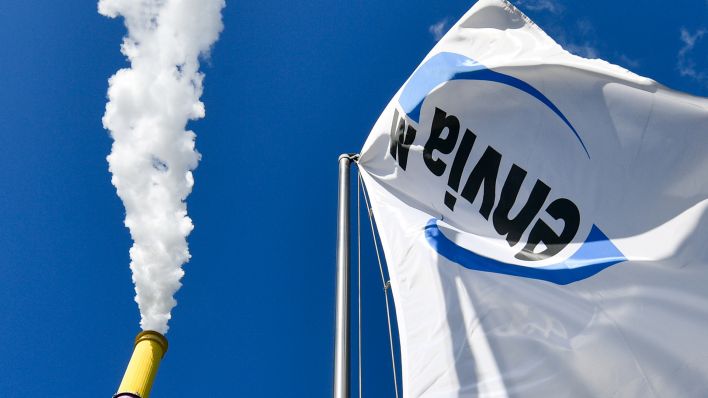 Symbolbild: Eine Fahne mit dem Logo des Energiedienstleisters EnviaM (Quelle: dpa/Hendrik Schmidt)