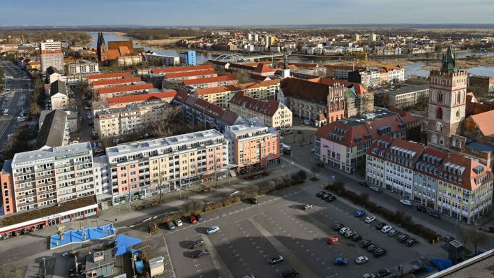 Blick auf das Zentrum der deutsch-polnischen Grenzstadt mit der Marienkirche (r). (Foto: Patrick Pleul/dpa)