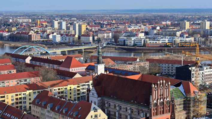 Blick auf das Zentrum der deutsch-polnischen Grenzstadt Frankfurt (Oder) mit dem Rathaus (r). Im Hintergrund ist das polnische Slubice zu erkennen. (Foto: Patrick Pleul/dpa)