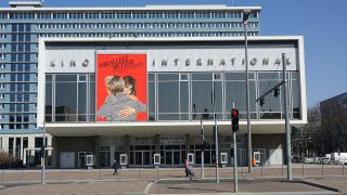 Symbolbild: Das Filmplakat von "Parallele Mütter" hängt am 21.03.2022 an der Fassade vom Kino International an der Karl-Marx-Allee in Berlin-Mitte. (Quelle: dpa/Alexandra Schuler)