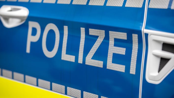 Schriftzug Polizei in Nahaufname an einem Polizeiwagen, aufgenommen am 03.05.2022. (Quelle: dpa/Andreas Gora)