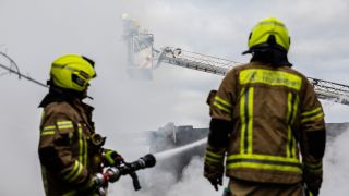 Symbolbild: Feuerwehrleute im Einsatz (Quelle: dpa/Christoph Soeder)