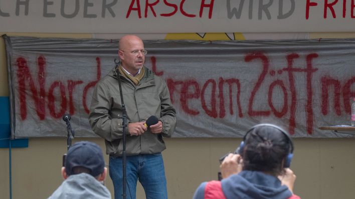 Archivbild: Andreas Kalbitz (parteilos), spricht am 25.09.2022 auf einer Demonstration unter dem Motto "Nord Stream 2 endlich öffnen" (Quelle: dpa/Stefan Sauer)