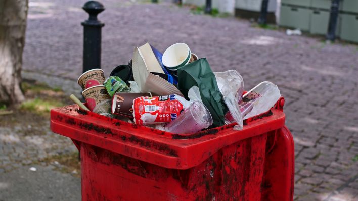 Symbolbild: Ein voller Mülleimer (Quelle: dpa/Wolfram Steinberg)
