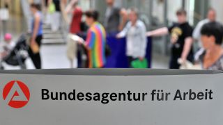 Symbolbild: Besucher der Agentur für Arbeit in Leipzig warten am 30.06.2010 an einem Schalter. (Quelle: dpa/Hendrik Schmidt)