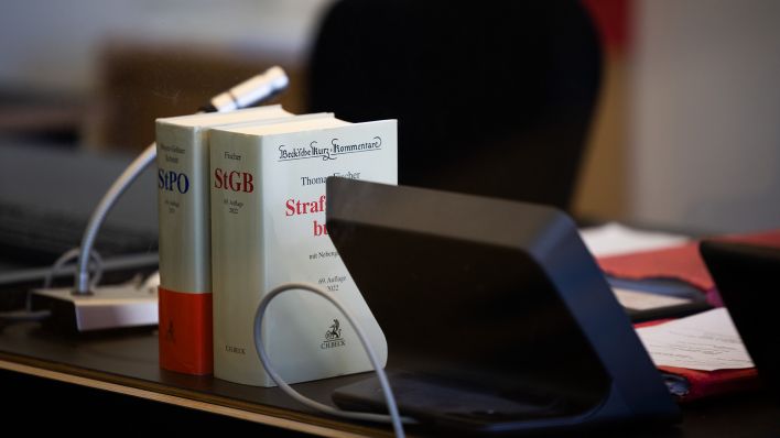 Symbolbild: Eine Ausgabe vom Strafgesetzbuch (StGB) steht in einem Verhandlungssaal (Quelle: dpa/Friso Gentsch)