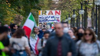 Teilnehmer einer Solidaritätsdemonstration mit den Protestierenden im Iran halten Plakate und Transparente und bilden eine Menschenkette auf der Straße des 17. Junii (Quelle: dpa/Christophe Gateau)