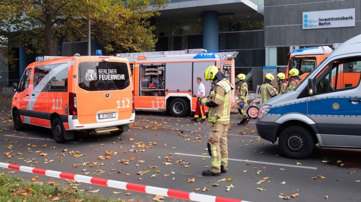 Einsatzfahrzeuge von Polizei und Feuerwehr stehen am 31.10.2022 an der Bundesallee in Berlin-Wilmersdorf, wo eine Radfahrerin bei dem Verkehrsunfall mit einem Lastwagen lebensgefährlich verletzt wurde. (Quelle: dpa/Paul Zinken)