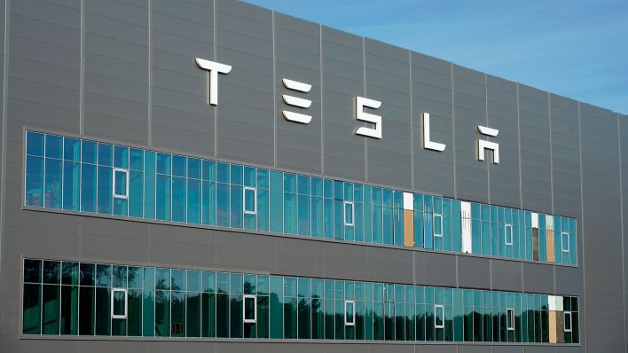 Nach Verzögerung wegen umweltrechtlicher Genehmigungsverfahren ist am 03.11.2022 die Auto-Produktion von Tesla in der Gigafactory 4 in Brandenburg jetzt mit voller Betriebsgenehmigung gestartet. (Quelle: dpa/Thomas Bartilla)