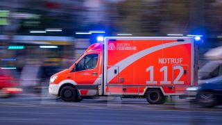 Symbolbild: Ein Rettungswagen der Berliner Feuerwehr fährt mit Blaulicht zum Einsatz (Quelle: dpa/Monika Skolimowska)