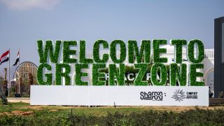 Vor dem offiziellen Gelände für Protestaktionen in der sogenannten "Green Zone" vom UN-Klimagipfel COP27 steht "Welcome to green zone" (Quelle: dpa / Christophe Gateau).