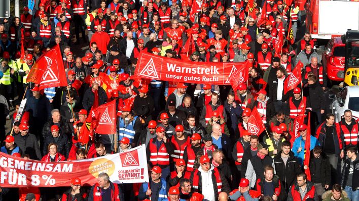 Beschäftigte der Metall- und Elektroindustrie protestieren am 15.11.2022 mit einem Warnstreik (Quelle: dpa/Roland Weihrauch)