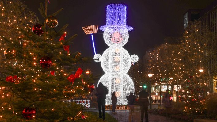 Die Weihnachtsbeleuchtung am Kurfürstendamm ist am 22.11.2022 eingeschaltet. (Quelle: dpa/Joerg Carstensen)