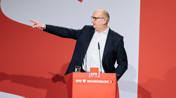 Dietmar Woidke (SPD), Ministerpräsident des Landes Brandenburg spricht am 26.11.2022 beim Landesparteitag der SPD in Cottbus (Quelle: dpa/Annette Riedl)