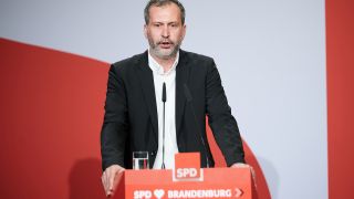 Tobias Schick (SPD), designierter Oberbürgermeister von Cottbus spricht am 26.11.2022 beim Landesparteitag der SPD in Cottbus (Quelle: dpa/Annette Riedl)