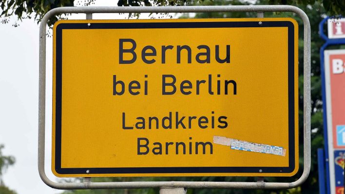 Das Ortseingangsschild von Bernau. (Foto: Bernd Settnik/dpa)