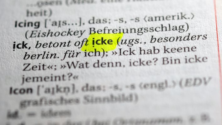 Symbolbild: Die Wörter "ick" und "icke", berlinisch für "ich", sind am 04.08.2017 in Berlin im neuen Duden zu sehen. (Quelle: dpa/Jens Kalaene)