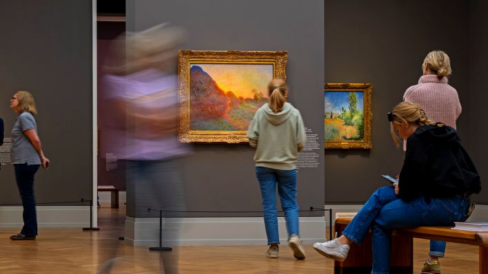 Das Gemälde «Getreideschober» von Claude Monet (M) hängt in der Impressionisten-Ausstellung im Museum Barberini.(Quelle:dpa/M.Skolimowska)