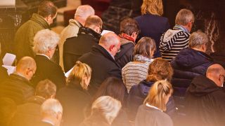 Archivbild:Besucher:innen einer Messe beten im Berliner Dom.(Quelle:dpa/C.Gateau)