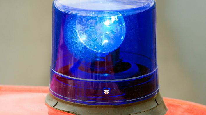 Symbolbild:Ein Blaulicht auf einem Feuerwehrwagen.(Quelle:dpa/P.Pleul)