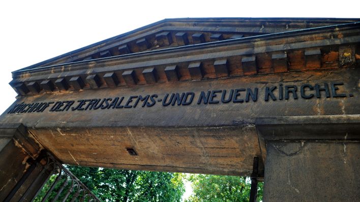 Symbolbild:Eingangsportal des Friedhofs der Jerusalems- und Neuen Kirche an der Hermannstrasse in Berlin-Neukölln.(Quelle:dpa/M.Tödt)