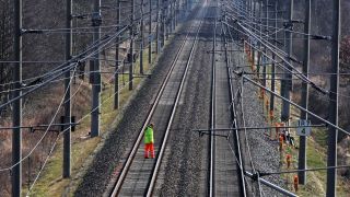 Symbolbild:Die Bahnstrecke zwischen Berlin und Hamburg ist nicht in Betrieb.(Quelle:dpa/J.Büttner)